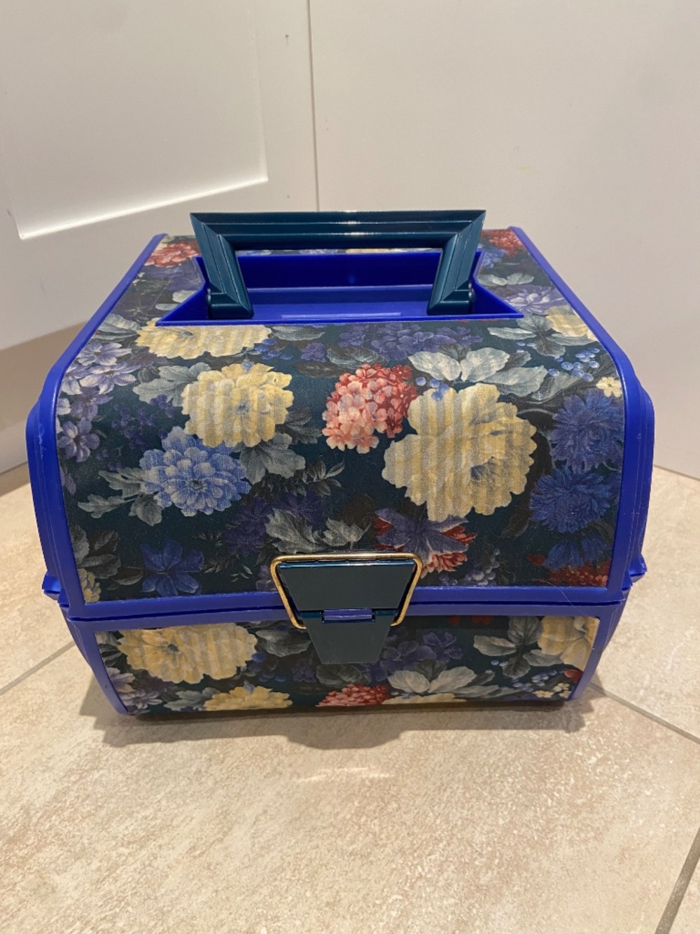Sassaby floral vintage makeup case